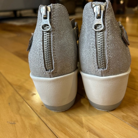 OTBT Teresa Leather Women's Silver Pewter Wedge Sandals - Picture 7 of 11